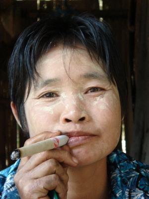 Product picture Burmese woman smoking cherook